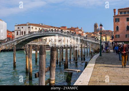 Venedig, Italien - 20. März 2024 - Ponte degli Scalzi Brücke über den Canal Grande, Steinbogensteg aus dem Jahr 1934, Wahrzeichen der Stadt. Stockfoto