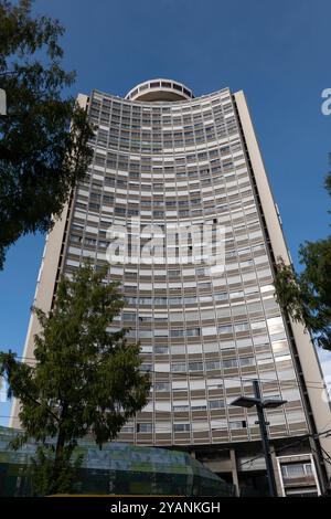 Mulhouse, Elsass, Frankreich - 27. September 2024 - Tour de l’Europe, der 112 Meter hohe Wolkenkratzer Tower of Europe, Wahrzeichen der Stadt. Stockfoto