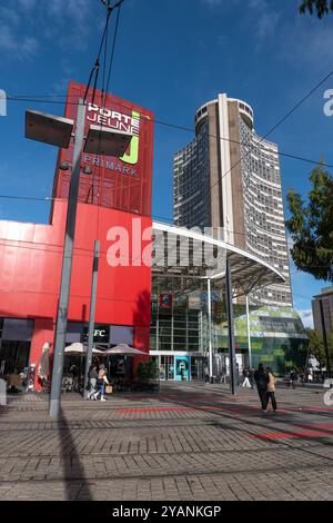 Mulhouse, Elsass, Frankreich - 27. September 2024 - Centre Commercial Porte Jeune Shopping Mall und Tour de l’Europe, der Wolkenkratzer des Tower of Europe in Th Stockfoto