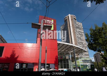 Mulhouse, Elsass, Frankreich - 27. September 2024 - Centre Commercial Porte Jeune Shopping Mall und Tour de l’Europe, der Wolkenkratzer des Tower of Europe in Th Stockfoto