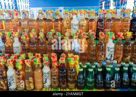 Souvenirflaschen mit Getränken und Gewürzen auf dem lokalen Markt in Pointe-à-Pitre, Guadeloupe Stockfoto