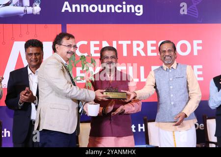 Die Bildungsministerin der Union Shri Dharmendra Pradhan feiert am 15. Oktober 2024 in Neu-Delhi, Indien, eine Anlage und ein Memento an Prof. Sachchida NAND Tripathi, IIT Kanpur. New Delhi Indien Copyright: XAnshumanxAkashx Stockfoto