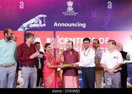 Der Bildungsminister der Union, Shri Dharmendra Pradhan, bringt eine Pflanze und ein Memento an Dr. Krithika Rangarajan, Radiologin und Forscher in Data Science, AIIMS, zusammen mit Dr. Nikhil Tandon, M. Srinivas, Direktor AIIMS, Delhi, Dr. Chetan Arora, IIT Delhi und Prof. Rangan Banerjee, Direktor des IIT Delhi, bei der Bekanntgabe von 3 KI-Kompetenzzentren für Landwirtschaft, Gesundheit und nachhaltige Städte in Neu-Delhi, Indien am 15. Oktober 2024. New Delhi Indien Copyright: XAnshumanxAkashx Stockfoto