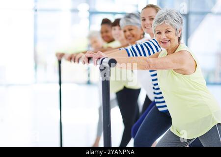 Barre, Fitness und Wellness mit Porträt von Frauen im Studio für Club-, Stretching- und Ballettübungen. Pilates, Gesundheit und Krafttraining mit Stockfoto