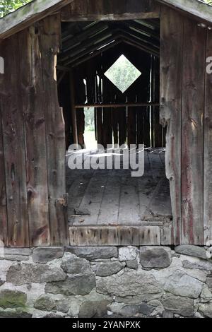 Alte Schuppen auf einem Plattenbauernhof im ländlichen Ontario mit Maschinen Stockfoto