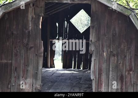 Alte Schuppen auf einem Plattenbauernhof im ländlichen Ontario mit Maschinen Stockfoto