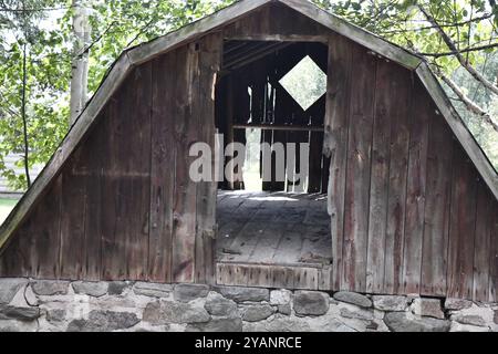 Alte Schuppen auf einem Plattenbauernhof im ländlichen Ontario mit Maschinen Stockfoto