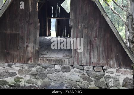 Alte Schuppen auf einem Plattenbauernhof im ländlichen Ontario mit Maschinen Stockfoto