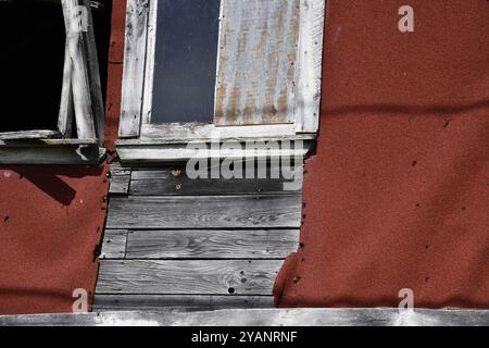 Alte Schuppen auf einem Plattenbauernhof im ländlichen Ontario mit Maschinen Stockfoto