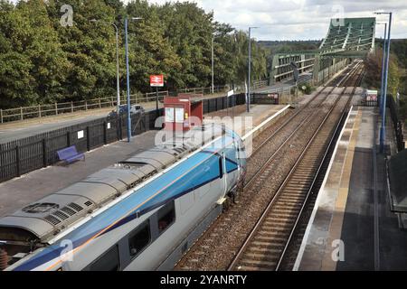 TransPennine Express 'Nova 1' Bimode Klasse 802 802211 hält am Bahnhof Althorpe an, mit dem Zug 3Q11 1041 Heaton nach Cleethorpes am 24.9.2008. Stockfoto