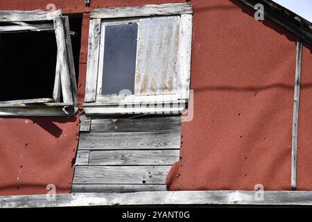 Alte Schuppen auf einem Plattenbauernhof im ländlichen Ontario mit Maschinen Stockfoto