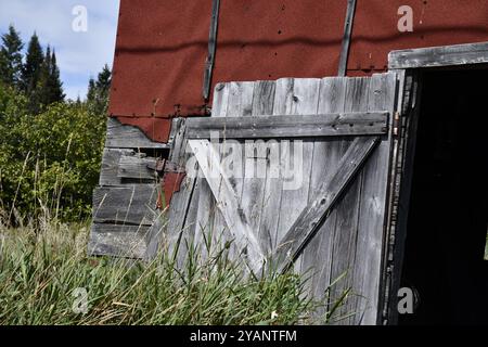 Alte Schuppen auf einem Plattenbauernhof im ländlichen Ontario mit Maschinen Stockfoto