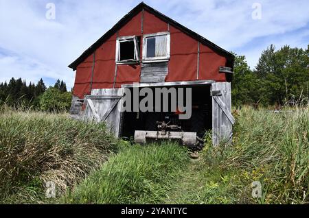 Alte Schuppen auf einem Plattenbauernhof im ländlichen Ontario mit Maschinen Stockfoto