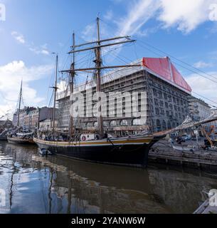 Ein großes Schiff legte im Hafen in Helsinki an Stockfoto