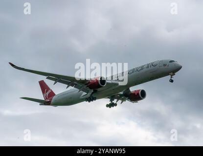 Ein Virgin Atlantic Airbus A350 landet kurz vor der Landung am Flughafen Heathrow in London, Großbritannien Stockfoto