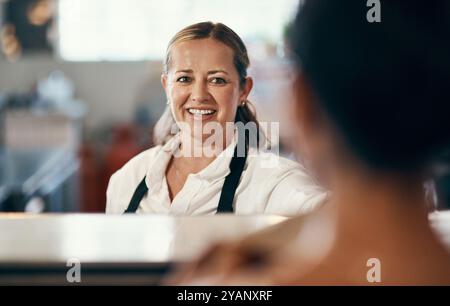 Glückliche Frau, Café und Bäckerei mit Kunden zum Bestellen, Servieren oder Einkaufen im Einzelhandel. Junge, weibliche Person oder Angestellte mit einem Lächeln für das Catering Stockfoto