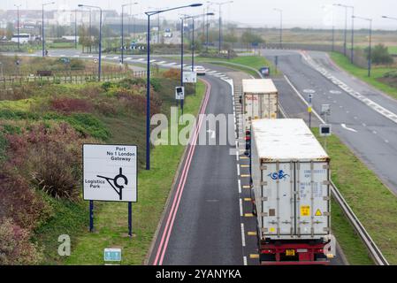 Stanford-Le-Hope, Essex, Großbritannien. Oktober 2024. DP World hat auf dem Investitionsgipfel der Regierung einen Plan zur Erweiterung des Containerhafens London Gateway in Höhe von 1 Milliarde Pfund bekannt gegeben. Der Hafen wurde 2013 eröffnet, um die größten Containerschiffe auf den Handelsrouten der Welt zu erleichtern, und nach Abschluss der Erweiterung würde er zum größten Containerhafen des Vereinigten Königreichs werden. Die Pläne sehen einen zweiten Eisenbahnterminal vor und werden weitere 400 permanente Arbeitsplätze für den Standort schaffen. Containerwagen in Richtung Hafen Stockfoto