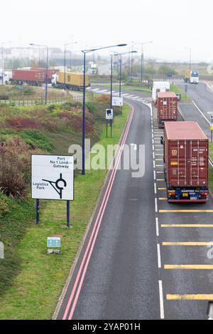 Stanford-Le-Hope, Essex, Großbritannien. Oktober 2024. DP World hat auf dem Investitionsgipfel der Regierung einen Plan zur Erweiterung des Containerhafens London Gateway in Höhe von 1 Milliarde Pfund bekannt gegeben. Der Hafen wurde 2013 eröffnet, um die größten Containerschiffe auf den Handelsrouten der Welt zu erleichtern, und nach Abschluss der Erweiterung würde er zum größten Containerhafen des Vereinigten Königreichs werden. Die Pläne sehen einen zweiten Eisenbahnterminal vor und werden weitere 400 permanente Arbeitsplätze für den Standort schaffen. Containerwagen in Richtung Hafen Stockfoto