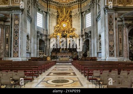 ROM, VATIKAN - 9. MÄRZ 2023: Dies ist ein Blick auf die Apsis der Basilika St. Peter mit der Kanzel des Apostels Petrus. Stockfoto