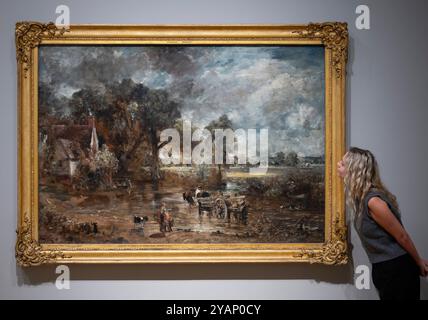 The National Gallery, London, Großbritannien. Oktober 2024. Discover Constable and the Hay Wain (17. Oktober 24-2, 25. Februar) konzentriert sich auf John Constables Meisterwerk The Hay Wain (1821). Bild: Die Ausstellung zeigt auch eine umfassende vorbereitende Studie für den Hay Wain, die von Constable um 1821 als Arbeitsskizze erstellt wurde und nicht zur Ausstellung bestimmt ist (Sammlung V&A). Kredit: Malcolm Park/Alamy Stockfoto