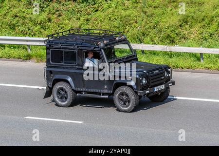 2006 Black Land Rover Defender 90 Td5 Xs TD5 LCV Station Wagon Diesel 2495 ccm SWB auf der Autobahn M6, Großbritannien Stockfoto