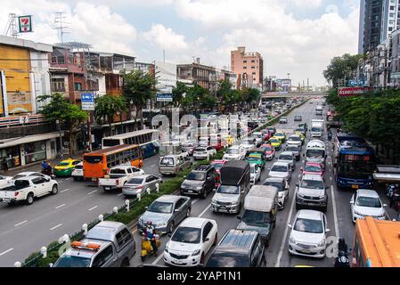 Bangkok, Thailand. Oktober 2024. Fahrzeuge werden in einem Stau an der Taksin Road im Bezirk Thon Buri, Bangkok, gesehen. Quelle: SOPA Images Limited/Alamy Live News Stockfoto