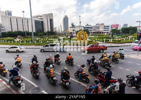 Bangkok, Thailand. Oktober 2024. Motorradfahrer werden am Kreisverkehr Wongwian Yai im Stadtteil Thon Buri, Bangkok, auf ein Verkehrszeichen warten gesehen. Quelle: SOPA Images Limited/Alamy Live News Stockfoto