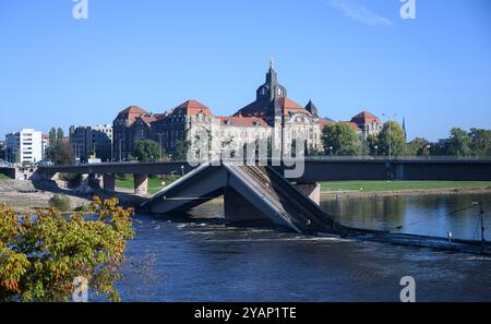 Dresden, Deutschland. Oktober 2024. Blick auf die teilweise eingestürzte Carola-Brücke über die Elbe vor dem Staatskanzleramt. Der westliche Abschnitt der Brücke mit Straßenbahnschienen, Radweg und Fußweg brach in der Nacht vom 11. September 2024 aus bisher unbekannten Gründen zusammen. Robert Michael/dpa/Alamy Live News Stockfoto