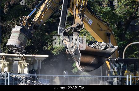 Dresden, Deutschland. Oktober 2024. Bagger entfernen Schutt aus der eingestürzten Brückenbrücke der Carola-Brücke auf der Altstadtseite der Elbe. Der westliche Abschnitt der Brücke mit Straßenbahnschienen, Radweg und Fußweg brach in der Nacht vom 11. September 2024 aus bisher unbekannten Gründen zusammen. Robert Michael/dpa/Alamy Live News Stockfoto