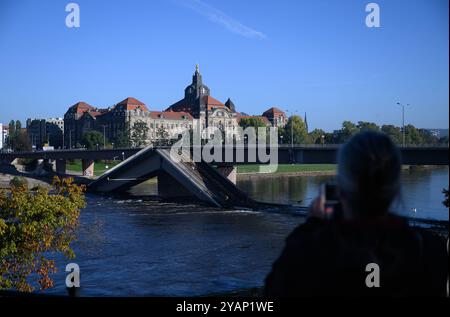 Dresden, Deutschland. Oktober 2024. Blick auf die teilweise eingestürzte Carola-Brücke über die Elbe vor dem Staatskanzleramt. Der westliche Abschnitt der Brücke mit Straßenbahnschienen, Radweg und Fußweg brach in der Nacht vom 11. September 2024 aus bisher unbekannten Gründen zusammen. Robert Michael/dpa/Alamy Live News Stockfoto