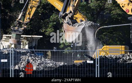 Dresden, Deutschland. Oktober 2024. Bagger entfernen Schutt aus der eingestürzten Brückenbrücke der Carola-Brücke auf der Altstadtseite der Elbe. Der westliche Abschnitt der Brücke mit Straßenbahnschienen, Radweg und Fußweg brach in der Nacht vom 11. September 2024 aus bisher unbekannten Gründen zusammen. Robert Michael/dpa/Alamy Live News Stockfoto