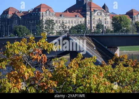 Dresden, Deutschland. Oktober 2024. Blick auf die teilweise eingestürzte Carola-Brücke über die Elbe vor dem Staatskanzleramt. Der westliche Abschnitt der Brücke mit Straßenbahnschienen, Radweg und Fußweg brach in der Nacht vom 11. September 2024 aus bisher unbekannten Gründen zusammen. Robert Michael/dpa/Alamy Live News Stockfoto