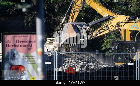 Dresden, Deutschland. Oktober 2024. Bagger entfernen Schutt aus der eingestürzten Brückenbrücke der Carola-Brücke auf der Altstadtseite der Elbe. Der westliche Abschnitt der Brücke mit Straßenbahnschienen, Radweg und Fußweg brach in der Nacht vom 11. September 2024 aus bisher unbekannten Gründen zusammen. Robert Michael/dpa/Alamy Live News Stockfoto