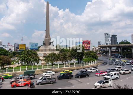 Bangkok, Thailand. Oktober 2024. Fahrzeuge fahren an der Straße neben dem Siegesdenkmal in Bangkok. (Foto: Peerapon Boonyakiat/SOPA Images/SIPA USA) Credit: SIPA USA/Alamy Live News Stockfoto