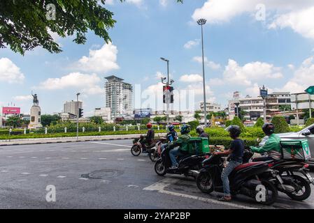 Bangkok, Thailand. Oktober 2024. Motorradfahrer werden am Kreisverkehr Wongwian Yai im Stadtteil Thon Buri, Bangkok, auf ein Verkehrszeichen warten gesehen. (Foto: Peerapon Boonyakiat/SOPA Images/SIPA USA) Credit: SIPA USA/Alamy Live News Stockfoto