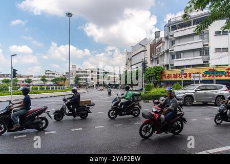 Bangkok, Thailand. Oktober 2024. Motorradfahrer fahren entlang der Taksin Road im Stadtteil Thon Buri, Bangkok. (Foto: Peerapon Boonyakiat/SOPA Images/SIPA USA) Credit: SIPA USA/Alamy Live News Stockfoto