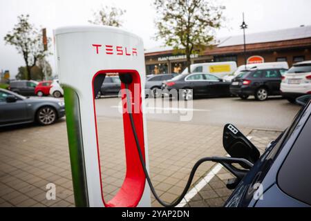 15.10.2024, Piding, DE, unterwegs in Deutschland, Symbolbild, Themenbild, Verschiedene Themenbilder, Elektroauto, TESLA, Ladestadion, im Bild Tankstelle, E-Autos, Burgerking Piding, TESLA, Schnelladestadion, Adestation für Elektroauto von Tesla // Themenbild, Tesla, Ladestation, im Bild Ladestation für Elektroautos von Tesla, *** 15 10 2024, Piding, GER, unterwegs in Deutschland, Symbolbild, Themenbild, Verschiedene Themenbilder, Elektroauto, TESLA, Ladestadion, im Bild Tankstelle, E Autos, Burgerking Piding, TESLA, Schnelladestadion, Adestation für Elektroauto von Tesla T Stockfoto