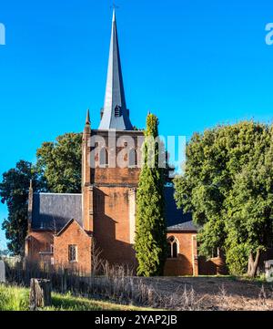 Licht und Schatten am frühen Morgen auf der St Pauls Anglican Church, die 1849 im Dorf Carcoar im zentralen Westen von New South Wales, Australien, erbaut wurde Stockfoto