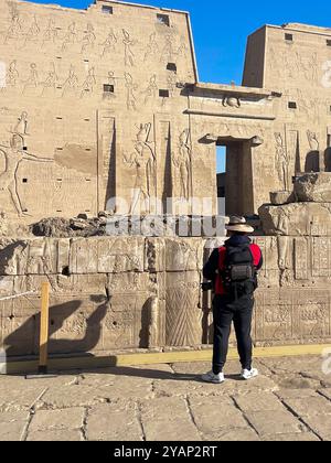 Edfu, Ägypten; 17. Januar 2024: Tauchen Sie ein in die zeitlose Schönheit des Tempels des Horus in Edfu, einem Paradies für Fotografen. Aufnahme. Stockfoto