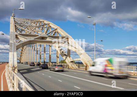 Verkehr über die niederländische Waalbrug-Brücke über den Fluss Waal in Nijmegen, Niederlande Stockfoto