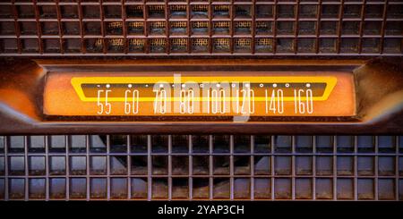 Nahaufnahme eines beleuchteten Röhrenradios aus dem frühen 20. Jahrhundert im Retro-Stil Stockfoto