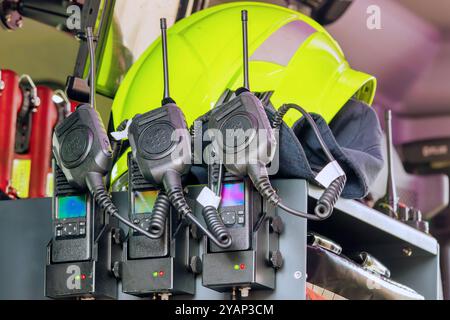 Innenraum eines niederländischen Feuerwehrwagens mit Helm und Walkie-Talkies Stockfoto