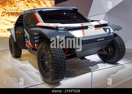 Paris, Frankreich. Oktober 2024. Mondial de l'Auto - Paris Motorshow 2024 Pressetag. Dacia Sandrider Buggy Ready for Dakar 2025 wird während der 90. Ausgabe der Mondial Paris Motor Show vorgestellt, die vom 15. Bis 20. Oktober 2024 im Pariser Messezentrum stattfindet. Quelle: Bernard Menigault/Alamy Live News Stockfoto