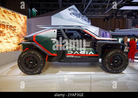 Paris, Frankreich. Oktober 2024. Mondial de l'Auto - Paris Motorshow 2024 Pressetag. Dacia Sandrider Buggy Ready for Dakar 2025 wird während der 90. Ausgabe der Mondial Paris Motor Show vorgestellt, die vom 15. Bis 20. Oktober 2024 im Pariser Messezentrum stattfindet. Quelle: Bernard Menigault/Alamy Live News Stockfoto
