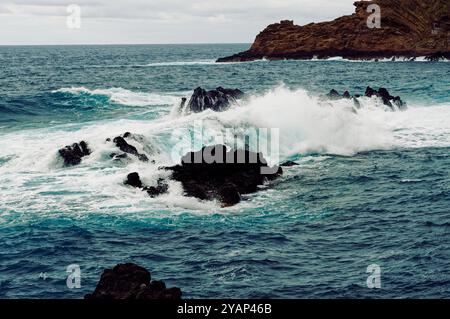 Mächtige Wellen schlagen gegen die Vulkangesteine von Porto Moniz Stockfoto