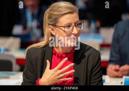 Augsburg, Bayern, Deutschland - 11. Oktober 2024: Katrin Albsteiger, Oberbürgermeisterin von Neu-Ulm auf dem CSU-Parteitag in Augsburg *** Katrin Albsteiger, Oberbürgermeisterin von Neu-Ulm auf dem CSU-Parteitag in Augsburg Stockfoto