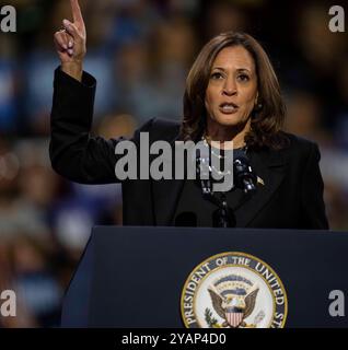 14. Oktober 2024: Erie, Pennsylvania, USA - Vize-Präsidentin der Vereinigten Staaten KAMALA HARRIS spricht während einer Wahlkampfveranstaltung in der Erie Insurance Arena. (Kreditbild: © Brian Cahn/ZUMA Press Wire) NUR REDAKTIONELLE VERWENDUNG! Nicht für kommerzielle ZWECKE! Stockfoto