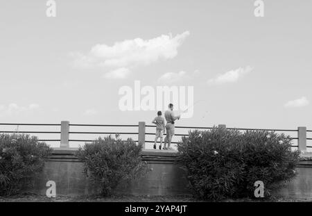 Angeln von kaukasischen Männern und jungen Jungen im Battery Park in Charleston, South Carolina, USA. Stockfoto