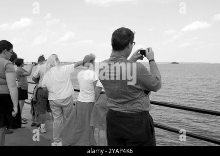 Eine Gruppe von Touristen genießt den Blick auf den Hafen von Charleston vom Dock am Battery Park in Charleston, South Carolina, USA. Stockfoto