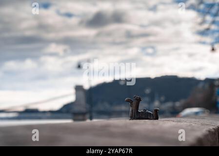 Budapest, Ungarn - 31. Dezember 2018: Kleine Bronzestatue mit dem Zeichentrickcharakter des kleinen Wurms Fokukac mit Blick auf die Donau Stockfoto